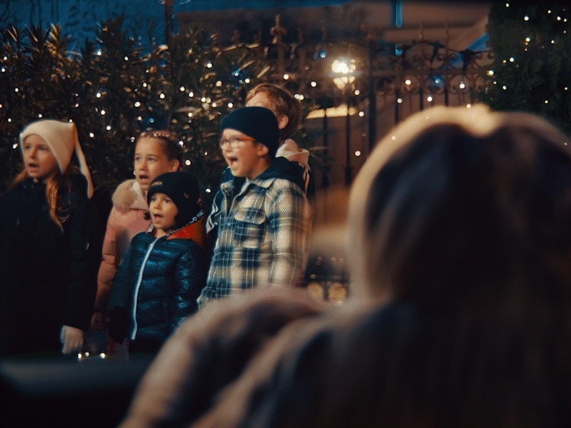 Secvența cu corul și băiețelul care face cu mâna