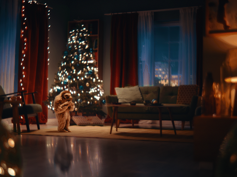 Leneșul în apartament lângă brad, cu expresie de puppy face